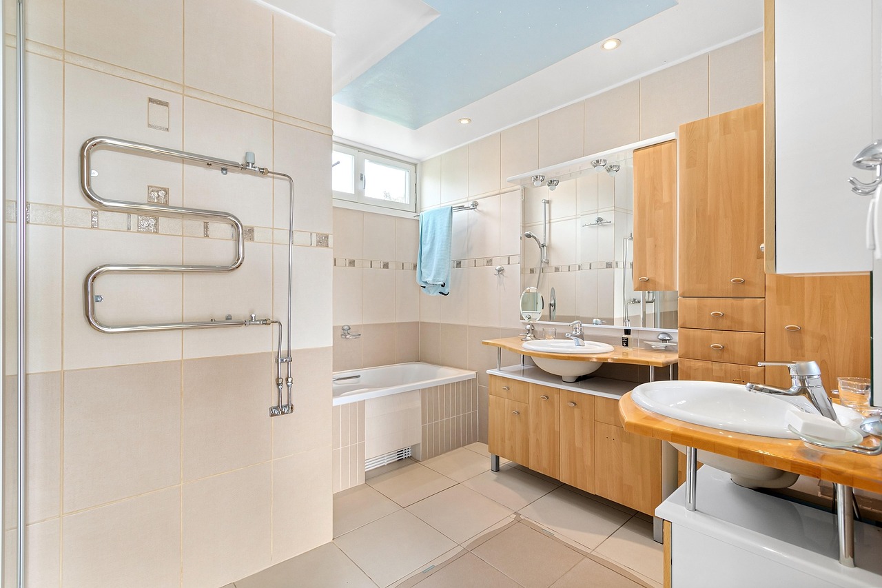 Salle de bain claire avec douche et sèche-serviettes