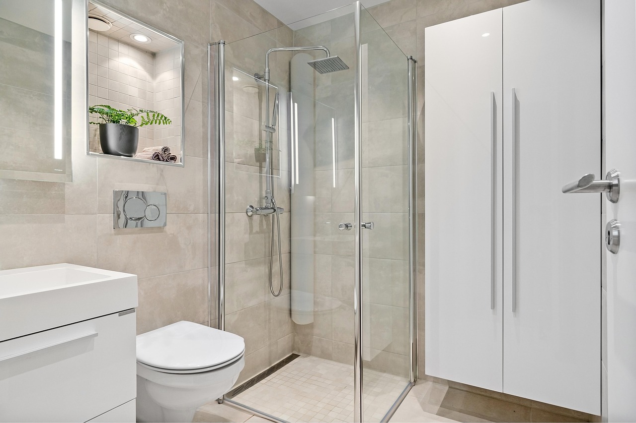Salle de bain rénovée avec douche vitrée